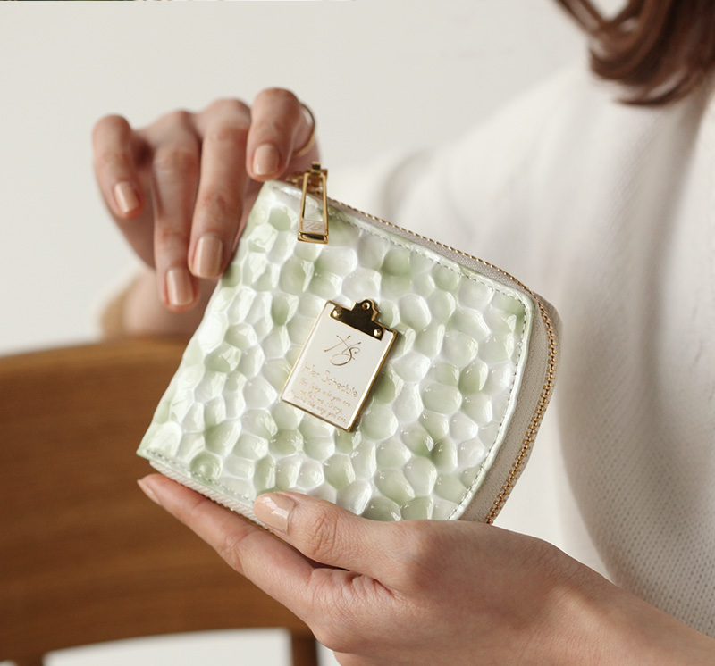 40代女性におすすめなセンスのいいレディース財布は、ハースケジュールのチェレットbillfold グリーンブーケ