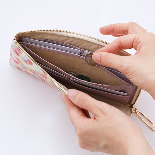 大きく開いて中身が見やすく使いやすい長財布