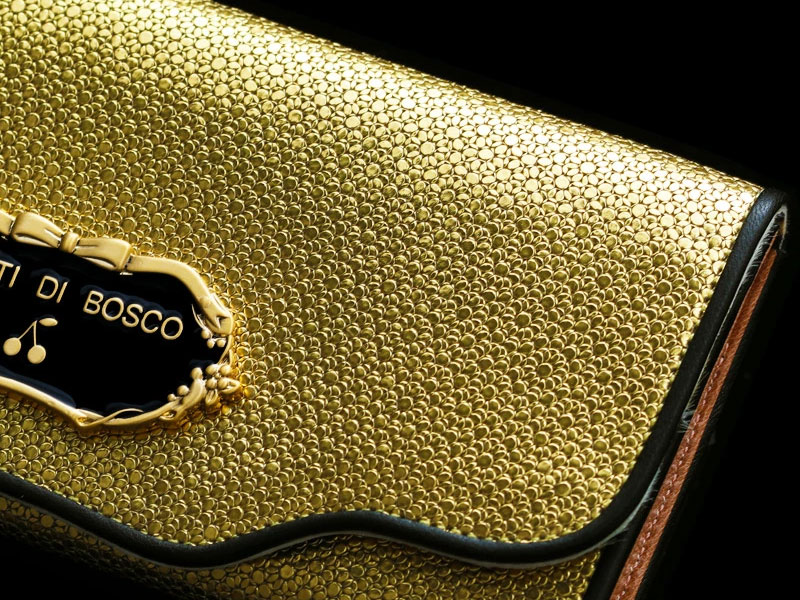 ゴールドのお財布が人気の理由