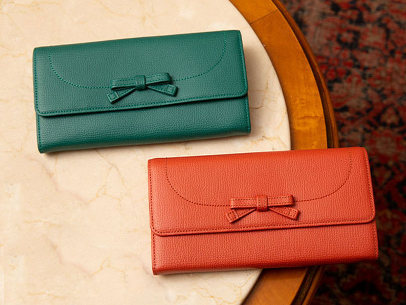 50代女性には明るく華やかな色のレディース財布がおすすめ