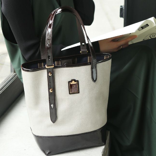 お仕事バッグにもおすすめなきちんと見えるトートバッグは、ハースケジュールの5LDKショルダーバッグ