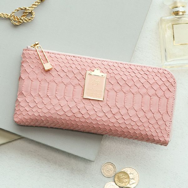 ラッキーカラー「ピンク」の幸運財布は、HerScheduleのチェレットパイソン ニュアンスピンク