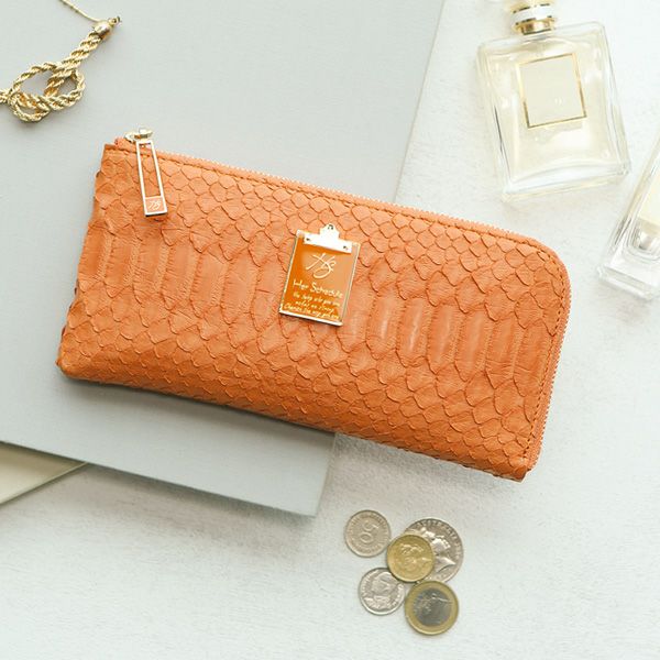 オレンジ色の財布「ハースケジュールのチェレットパイソンエターナルオレンジ」
