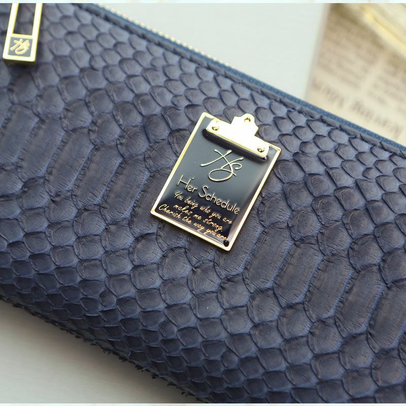 2022年のラッキーカラー「青色」の財布はハースケジュールのチェレットパイソン トラッドネイビー
