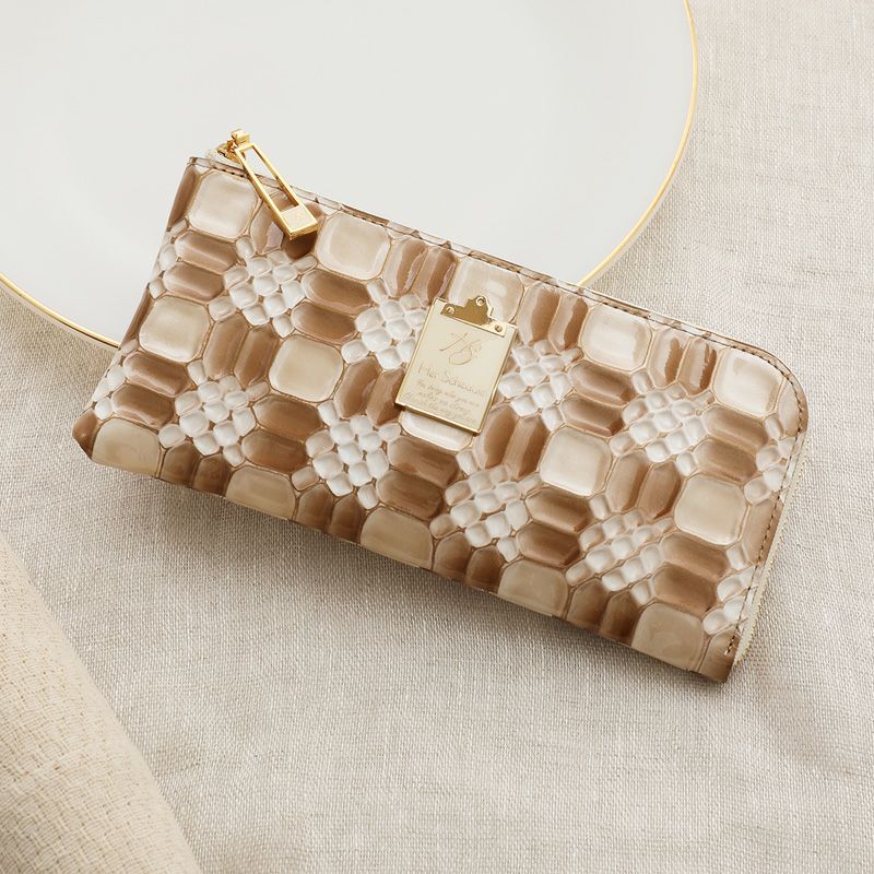 HerSchedule】陶器のような透明感を革で再現した、オリジナルエナメル  