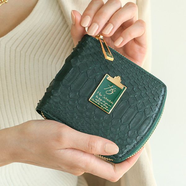 50代女性が品よく持てる人気のレディース二つ折り財布は、ハースケジュールのチェレットパイソンビルフォールドブリティッシュグリーン