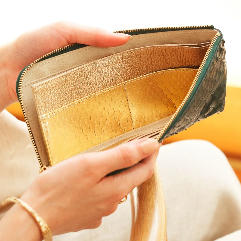風水でおしゃれも金運もアップするパイソン財布は、ハースケジュールのチェレットパイソン ブリティッシュグリーン×ゴールドです