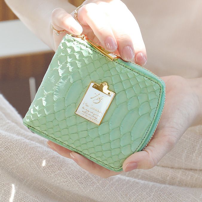 50代女性が品よく持てる人気のレディース二つ折り財布は、ハースケジュールのチェレットパイソンビルフォールドシンボルグリーン